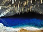 Parece magia, mas é verdade: uma lago azul no fundo da caverna que leva seu nome, a Gruta Azul, em Bonito, no Mato Grosso do Sul
